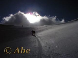 Salendo verso il pianoro a quota 3000.