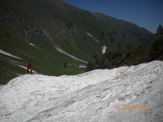 immense slavine ricoprono il fondovalle