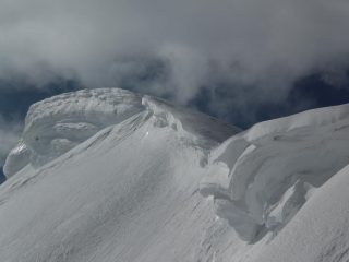 La cresta che incombe sul traverso