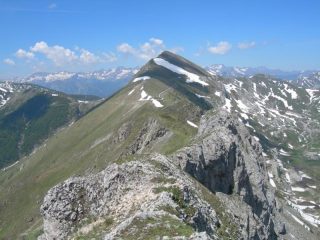 Sullo sfondo, l'ampio crinale verso la vetta