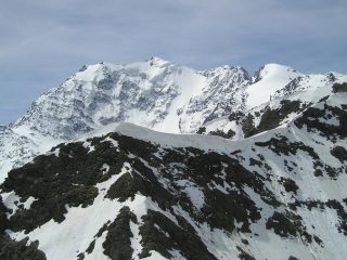 La maestosità della Nord del Fletschorn con il Senggchuppa sulla destra