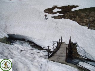 Salendo dopo il ponticello sul torrente