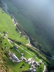 L'enorme prato per l'atterraggio, a ds. al centro in ombra