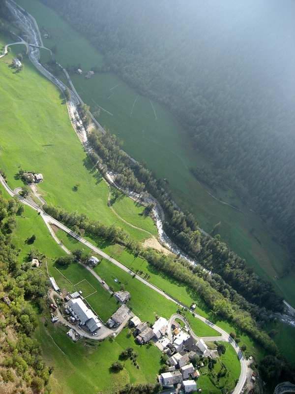 L'enorme prato per l'atterraggio, a ds. al centro in ombra