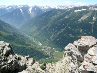 Il paese di Sambuco visto dalla cima del Bersaio