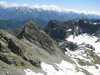 In basso, una porzione del Lago Vercoche
