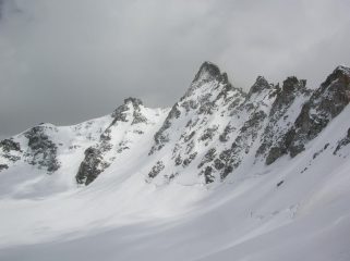 Il canalone (a sinistra della cima del Gran San Pietro) che dal Colle di San Pietro scende sul ghiacciaio di Money.