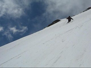 Il ripido pendio dalla vetta