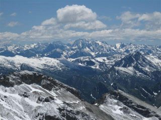 Le montagne ancora innevate