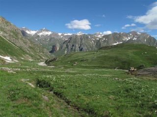 Il vallone e dietro il Mongioia e Salza