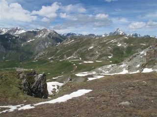 Il vallone di Traversagn e dietro il Monviso