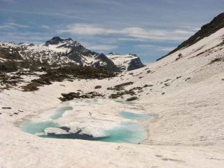 lago Pratorotondo ancora ghiacciato