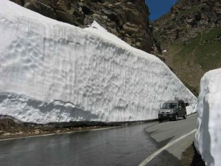 ...strada sotto la diga del Serrù