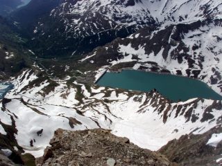 Dalla punta il Lago Serrù finalmente sgelato, l'Agnel e quello di Ceresole