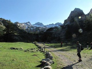 Si parte, in fondo Saint Robert e Gelas, a destra il Cayre e la cresta