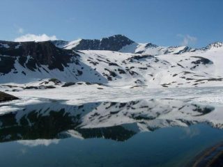 La Rosa dei Banchi si specchia nel Lago