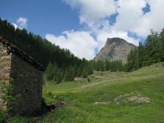 Il Bec Raty visto dal sentiero Reale di salita nei pressi di Pra Rion