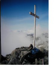 Ancora in tempo per scorgere la Grivola tra le nuvole dalla vetta...