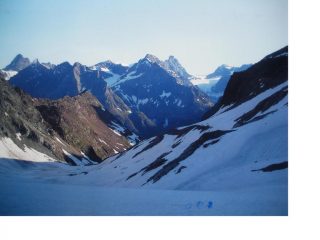 Salendo da Prarayer verso il col di Cian,si vedono il col e i Dents de Bouquetins