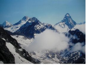 Dal col di Cian appaiono tre colossi alla vista ,da sx a dx La Dent Blanche,il Dent d'Herens e il Cervino...