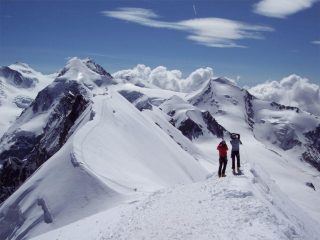 Dalla vetta la punta occidentale e il Rosa sullo sfondo