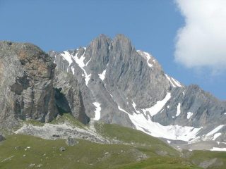 il versante SO con in evidenza sulla dx in canale discendente da la breche de la lozà