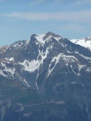 il versante sud visto dai denti d'ambin. A sx il salto roccioso de la pointes de la fournache, a sx la cima, al centro la conca nevosa da discendere per accedere a la breche de la lozà