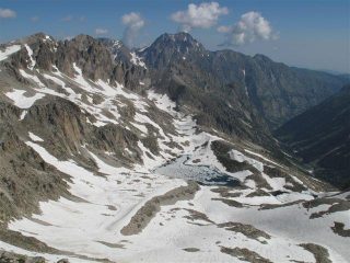 La bella conca dei laghi di Fremamorta ancora ghiacciati