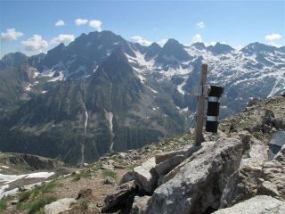 La croce di vetta e dietro la Serra dell'Argentera