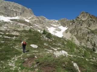Il pendio-canale innevato e dietro al centro la Cima di Fremamorta