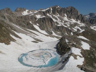 Il lago alto di un colore incredibile