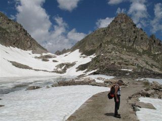 Dal lago sottano, dietro il colletto del Valasco