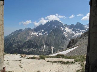 Dalla casermetta finestra aperta sulla Serra dell'Argentera