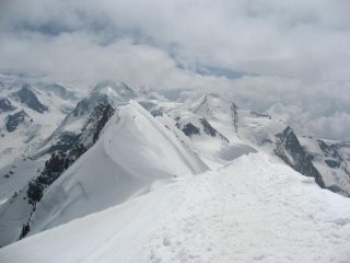 dalla cima, qualche nuvola copre l'impareggiabile panorama.