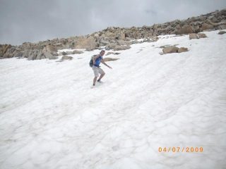 un uomo che vola con le scarpette!   
