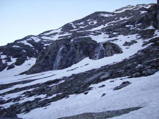 risalendo sopra il lago delle savine