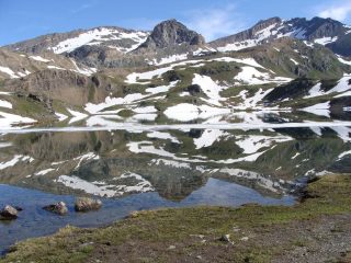 la punta di Bes che si specchia sul lago