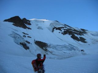 La punta Cadini vista dalla base del ghiacciaio dei Forni