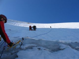 Il crepaccio da superare a poco più della metà della parete