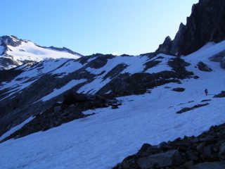 Mettiamo piede sulla morena, ancora ben innevata