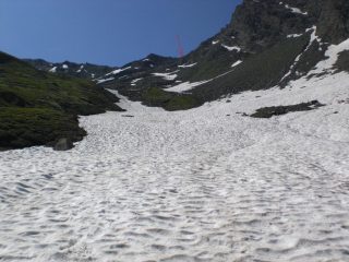 Vallone a nord, la freccia indica il colletto del Pelvo