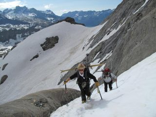 salendo i ripidi pendii