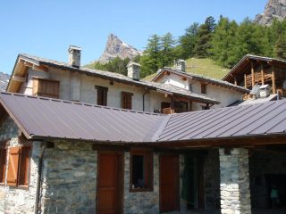 la malga con dietro l'agriturismo 