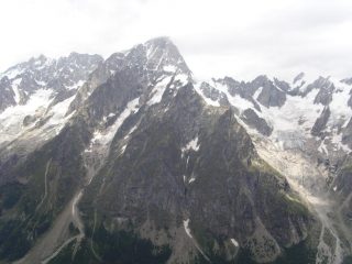 Dalla cima Grandes Jorasses tra le nuvole