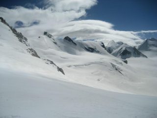al centro della foto da sx a dx: il Bretihorn Orientale, il Gemello del Breithorn e la Roccia Nera