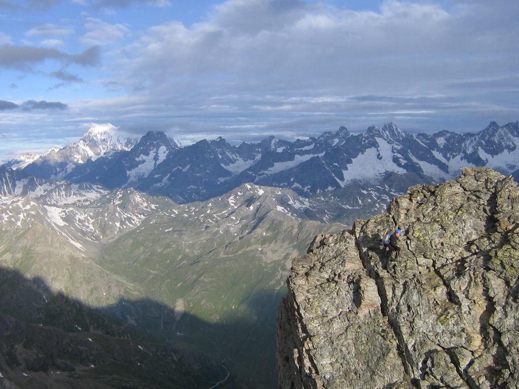 Primo dente di Proz con il Monte Bianco sullo sfondo 