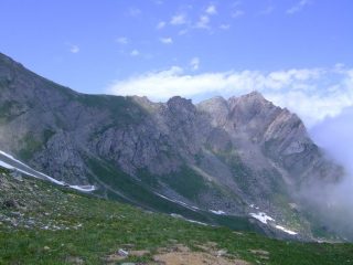 A sinistra il Colletto Balma e a destra il M. Gabel, dal colletto Chiausis