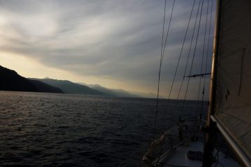 Son proprio cinque terre che scendono nel mare