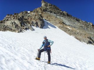Canalino ripido e tratto di roccia