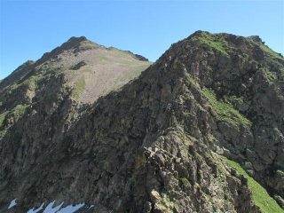 Il tratto attrezzato con catene e dietro la Testa di Costabella del Piz